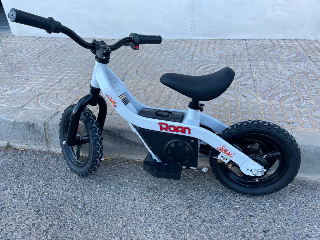 BICI ELÉCTRICA PARA NIÑOS 3 A 7 AÑOS, MOTOR 100W, RUEDAS 12" SIN PEDALES, BLANCA - POLO12WHITE, eléctricos y motos para a batería 12v con mando RC, quads infantiles,