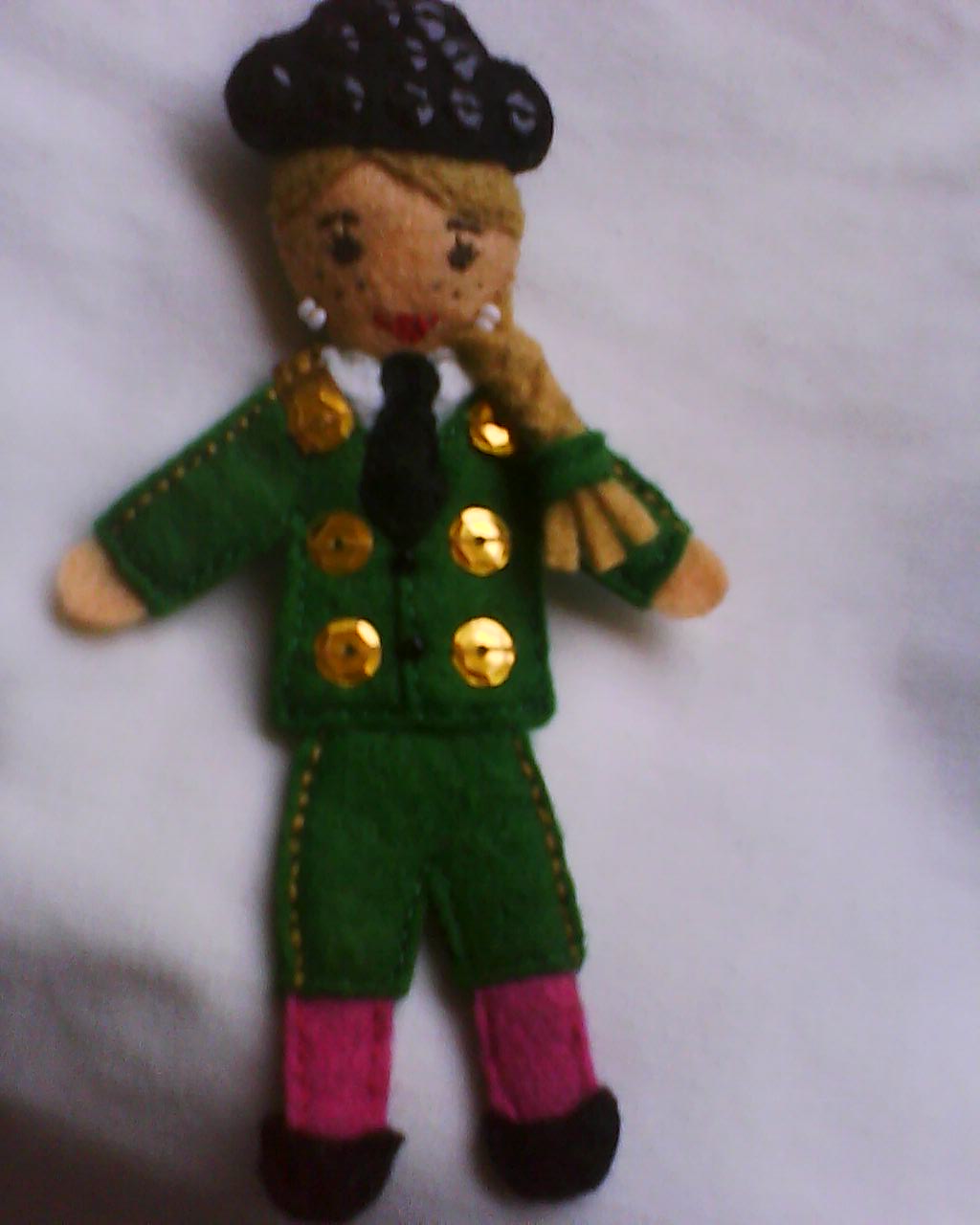 broches de fieltro muñecas