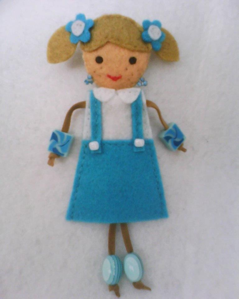 BROCHES ARTESANOS DE FIELTRO, FIGURA NIÑA RUBIA CON PECAS FALDA AZUL. REF 10006, Coches eléctricos y motos para niños a batería 12v con mando RC, quads infantiles, tractores infantiles, camiones para