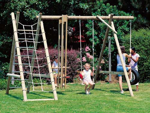 Parque infantil de madera incluye columpio doble con asiento, escalera red y neumatico