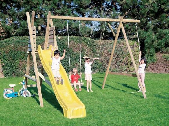 Parque para zona de recreo infantil con escalera, tobogan y columpio, trapecio y cuerda para escalar