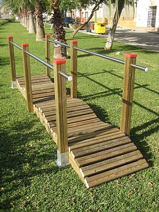 APARATO GIMNASIA JUBILADOS, SERIE BIOSALUDABLES MADERA: RAMPA GIMNASIA BRAZOS Y PIERNAS, REF ASL_GR-09