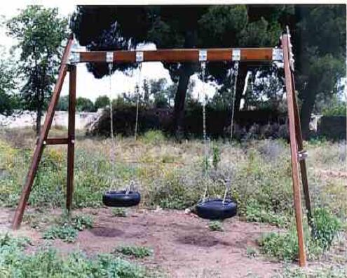 Columpio comercial de madera tratada con dos neumaticos modelo antivandalico para arena  REF ASL_225,