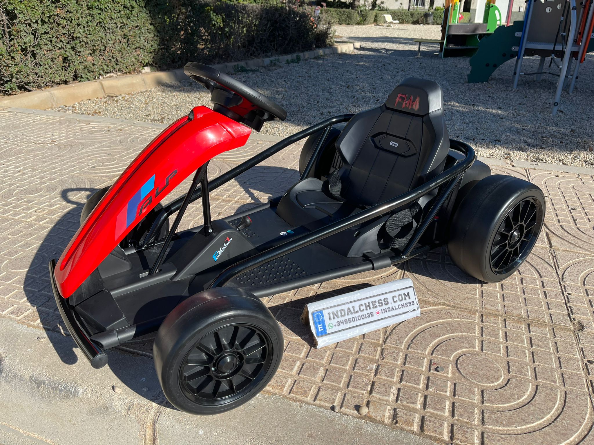 Go Kart eléctrico Sopbost, 24 V, a pedales, para más de 6 niños y adultos  que viajen en coche, vehículo eléctrico, carreras de coches, drift, coche  para niños y niñas, blanco