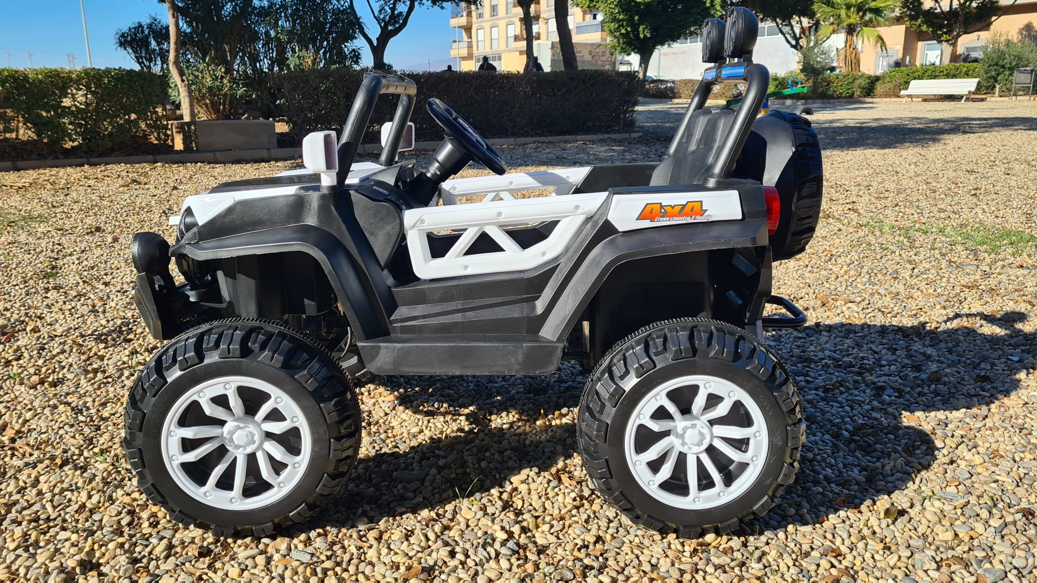 Coche Eléctrico Infantil 12V BUGGYINDAL 4x4 – 1 Plaza, Control Remoto, Ruedas De Goma, Amortiguadores, Luces LED Y USB, Para Niños De 1 A 4 Años (Blanco)
