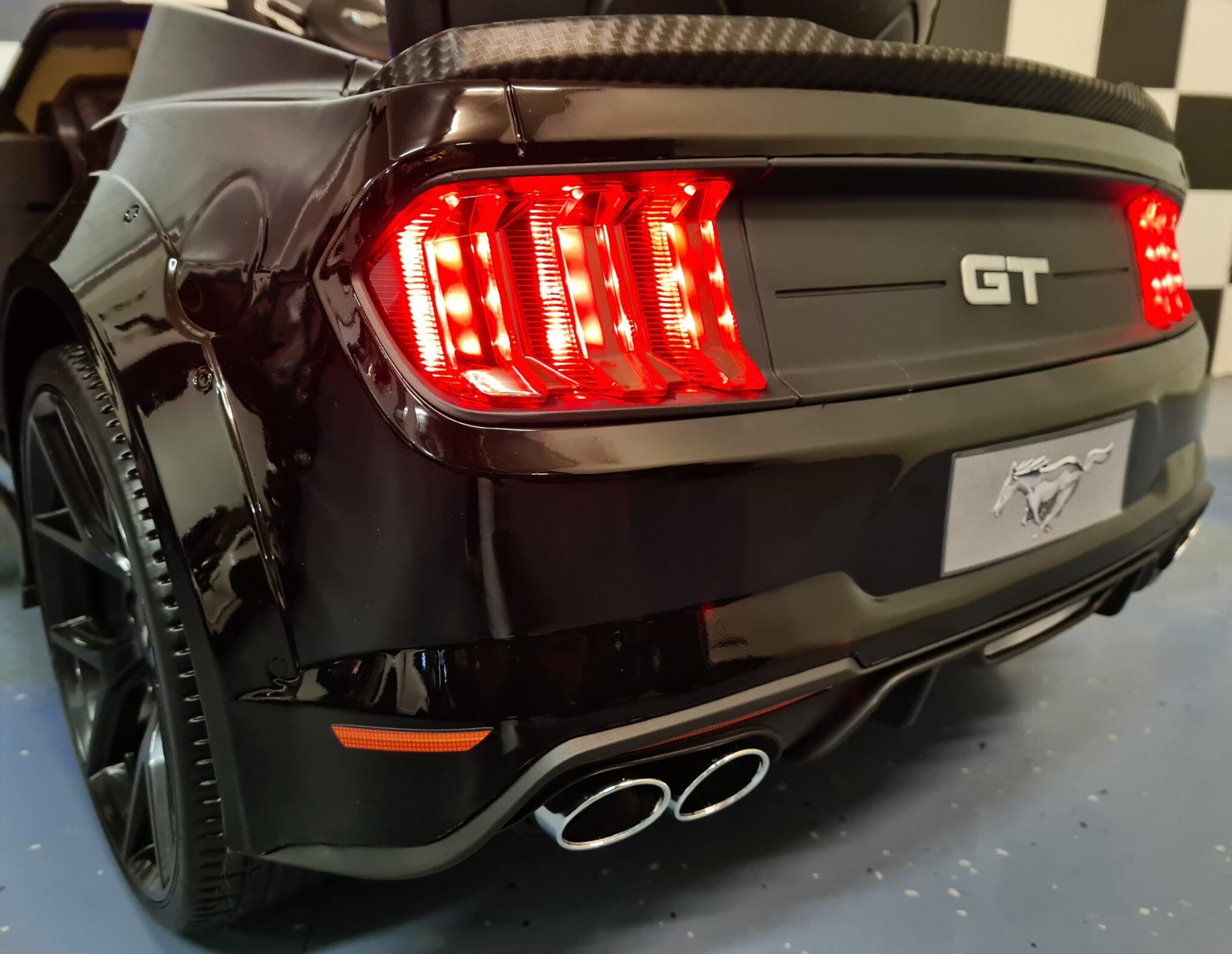 Coche Eléctrico Infantil Ford Mustang 12V Con RC – Asiento De Cuero, Ruedas De Goma Y Bluetooth Para Niños De 1 A 6 Años