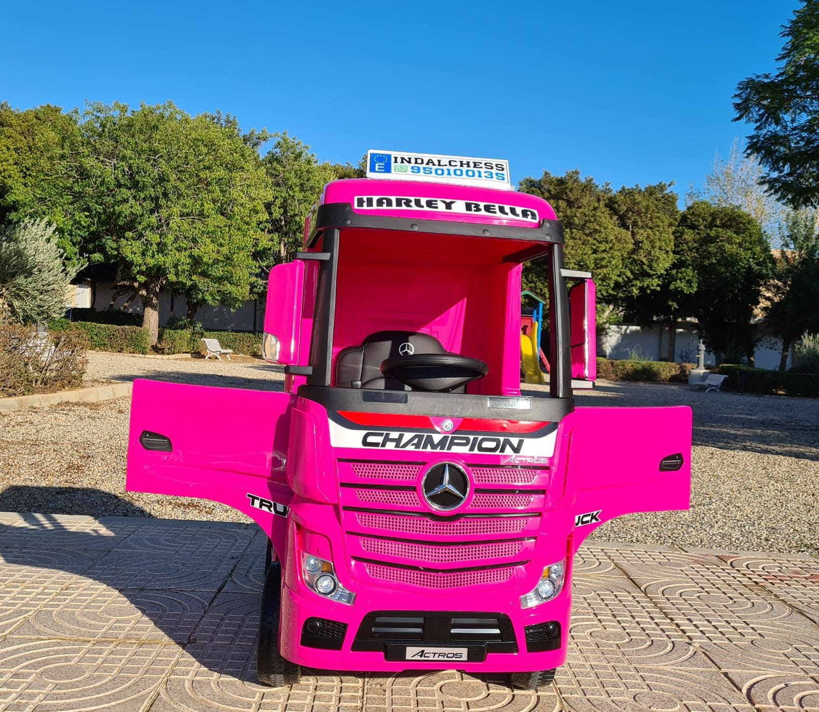 Camión Mercedes Actros 12v para niños con 4 motores y mando para padres con carreta - Modelo: Mercedes Actros HL358 - Motor: 4 x 12v de 45W - Batería: 2 x 12V