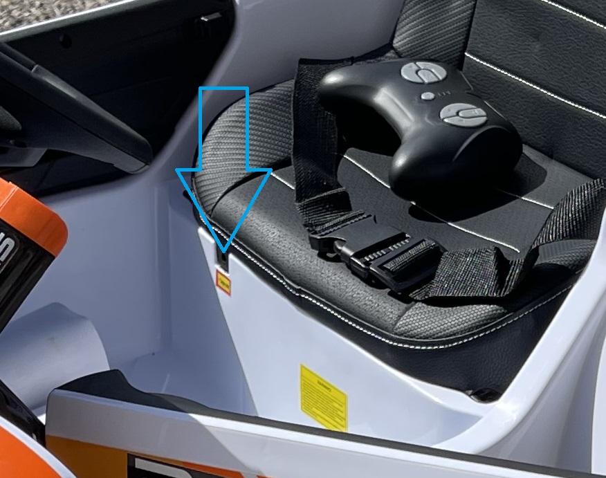 Ubicación toma de carga en coche eléctrico infantil frente al pedal