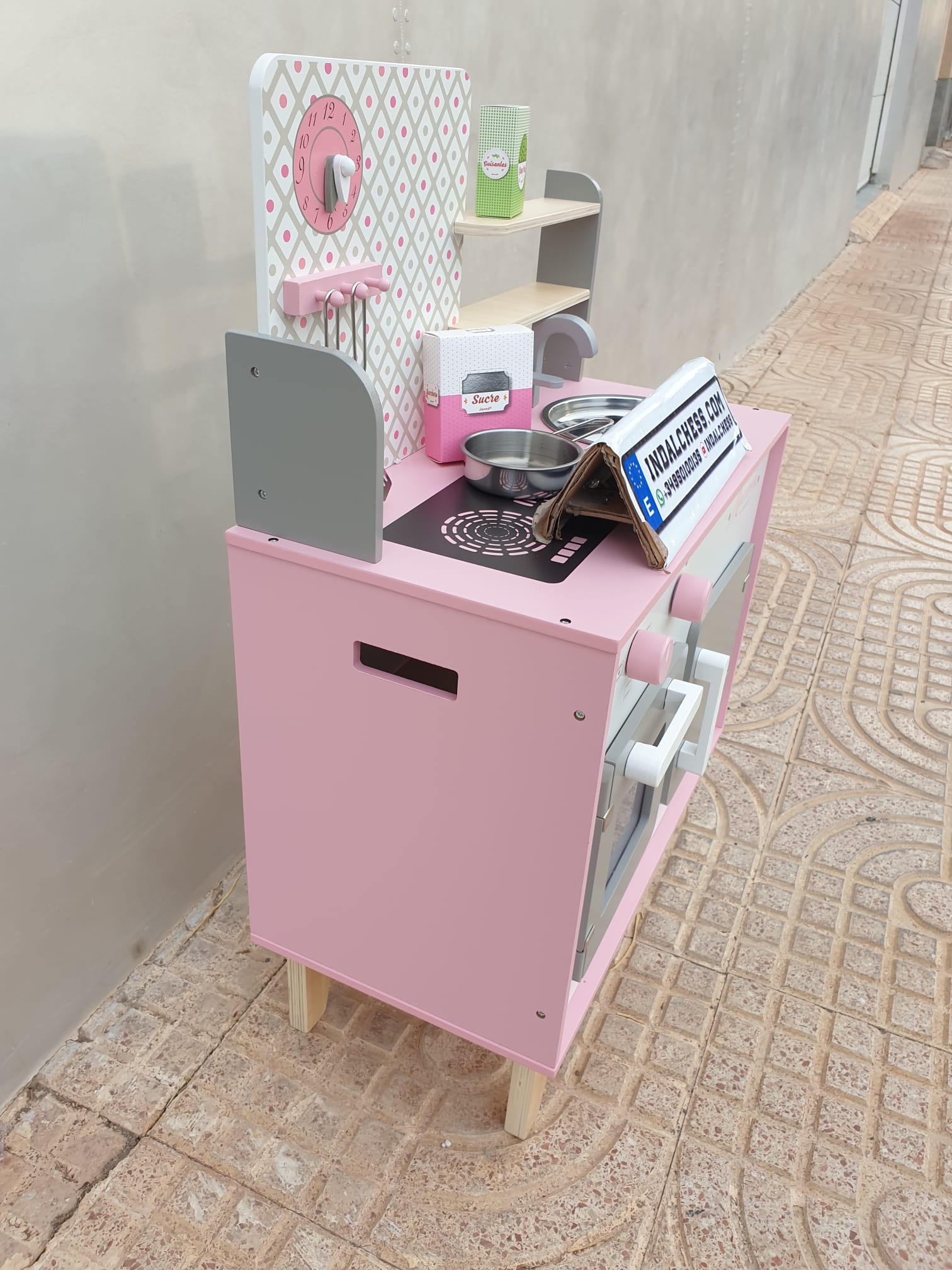 Janod Maxi Cuisine Macaron – Cuisine En Bois Avec Plaques Sonores Et LED – Frigo, Micro-ondes, Four – 15 Accessoires – Dès 3 Ans – Rose