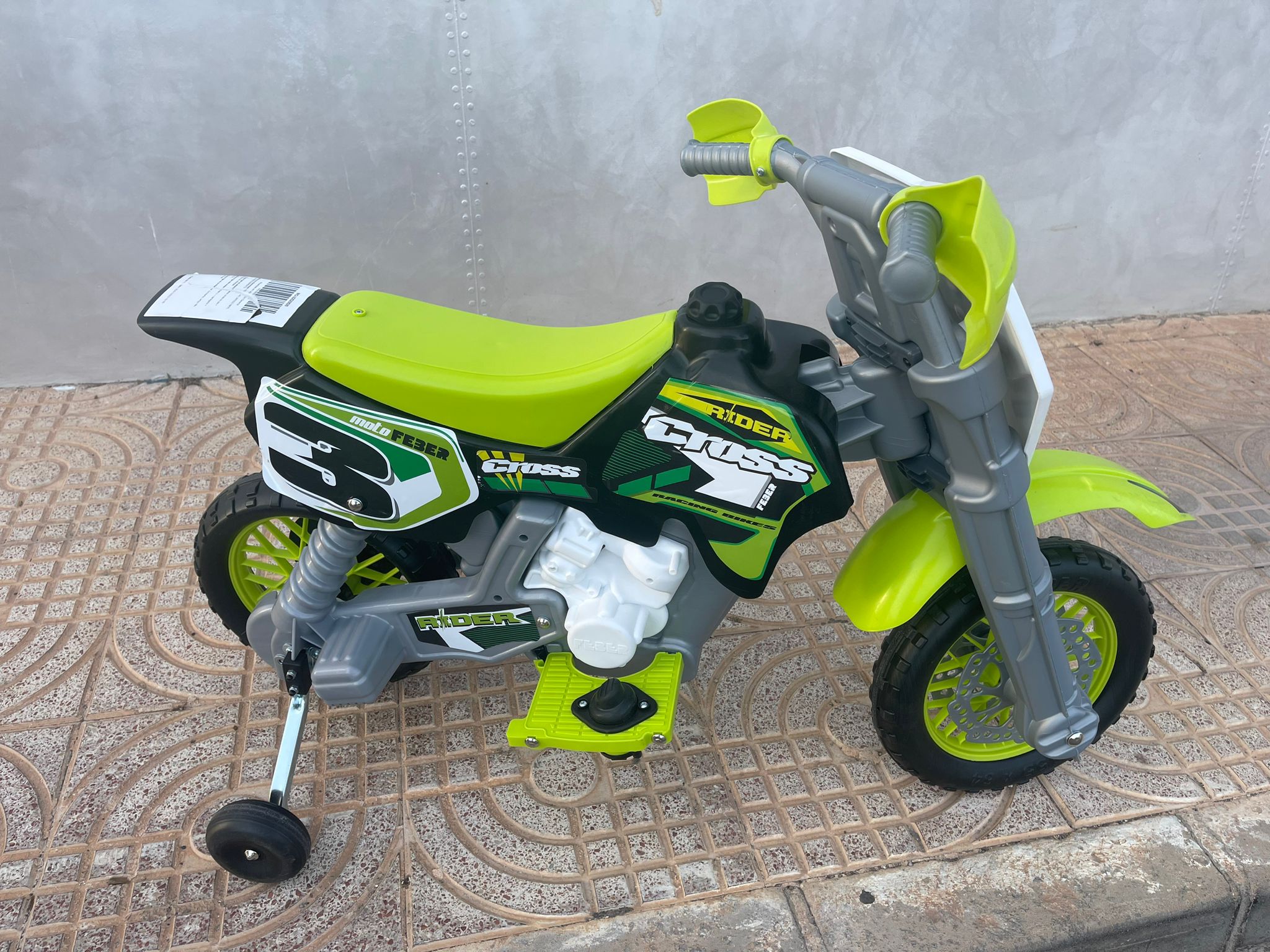 Moto Eléctrica Feber Rider Cross 6V – Acelerador En Pie, Freno Eléctrico, Ruedines – Velocidad 5,3 Km/h – Para Niños 3-7 Años