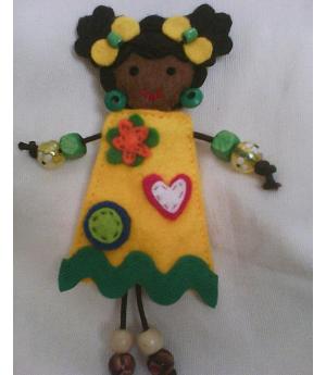 BROCHE DE MUÑEQUITA NEGRA DE FIELTRO CON VESTIDITO JUVENIL AMARILLO. REALIZADA A MANO. REF 10008