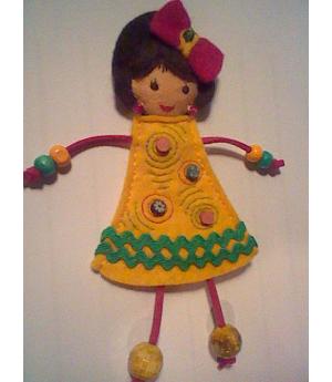 COMPRAR FIGURITAS DE FIELTRO, CON VESTIDITO AMARILLO CON ADORNOS. REF 1170